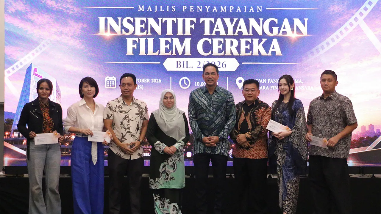 PETALING JAYA, 22 Okt -- Pengerusi Perbadanan Kemajuan Filem Nasional Malaysia (FINAS) Datuk Dr Hans Isaac (empat, kanan) bergambar bersama para penerima Insentif Tayangan Filem Cereka di Menara FINAS Damansara hari ini._BERNAMA
