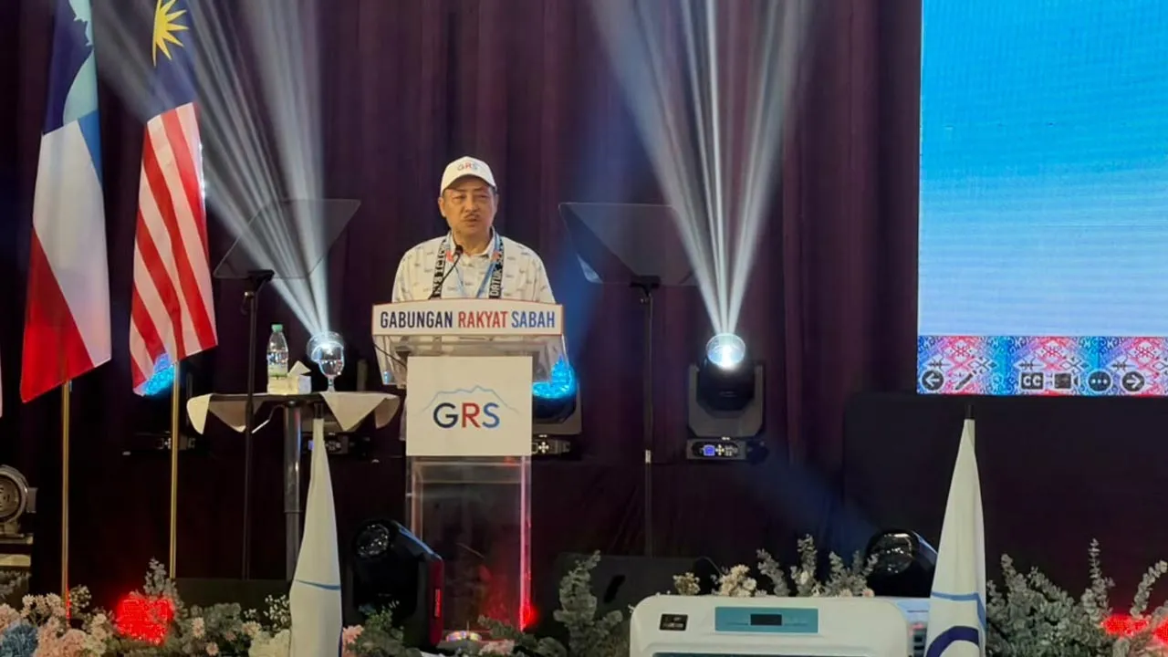 Ketua Menteri Sabah yang juga Pengerusi GRS Datuk Seri Hajiji Noor berucap pada konvensyen GRS di Kota Kinabalu hari ini. -- Foto awani