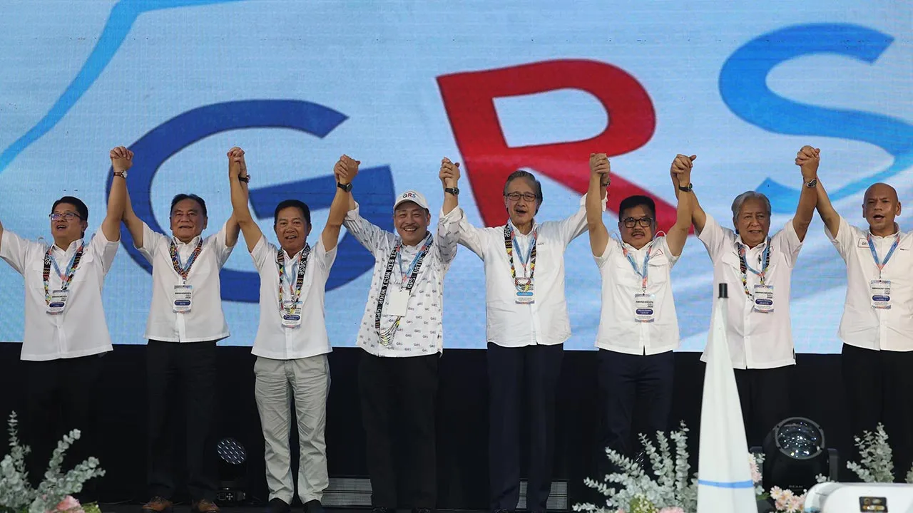 KUDAT, 18 Okt -- Ketua Menteri Sabah yaang juga Pengerusi Gabungan Rakyat Sabah (GRS) Datuk Seri Hajiji Noor (empat kiri) bersama Timbalan Pengerusi GRS Datuk Seri Dr Joachim Gunsalam (tiga, kiri) dan Setiausaha Agong GRS Datuk Armzan Mohd Ali (kanan) pada Konvensyen GRS di Dewan Tun Mustapha Kudat hari ini.