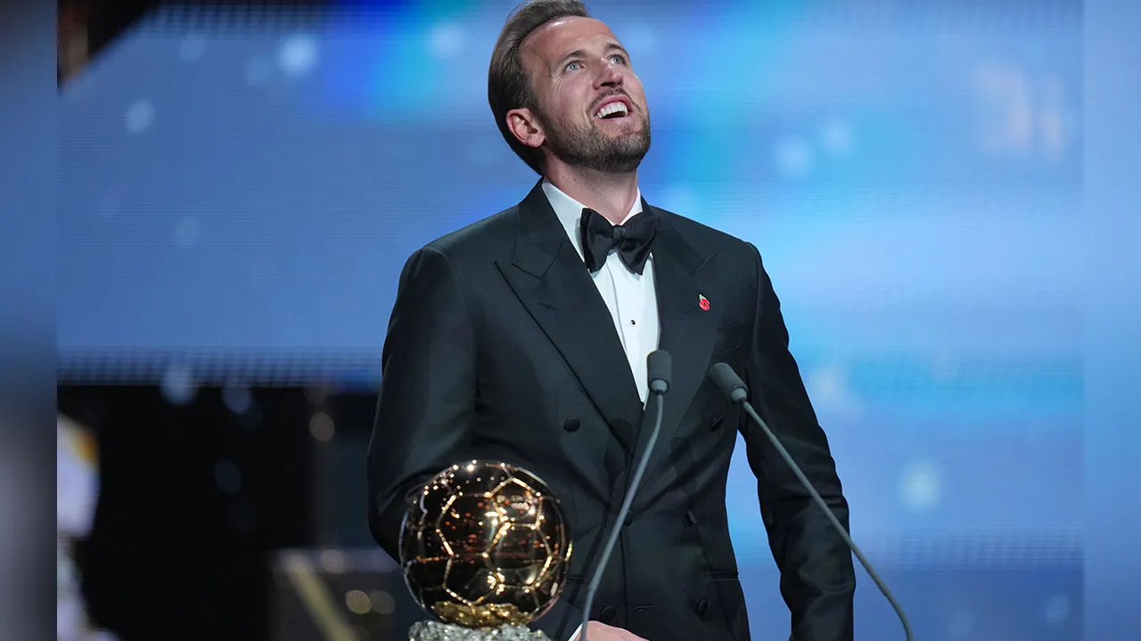 England's soccer player Harry Kane wins the player of the year trophy during the Ballon d'Or ceremony at the London Palladium Theatre in London, England, Monday, Oct. 26, 2026 . (AP Photo/Kin Cheung)