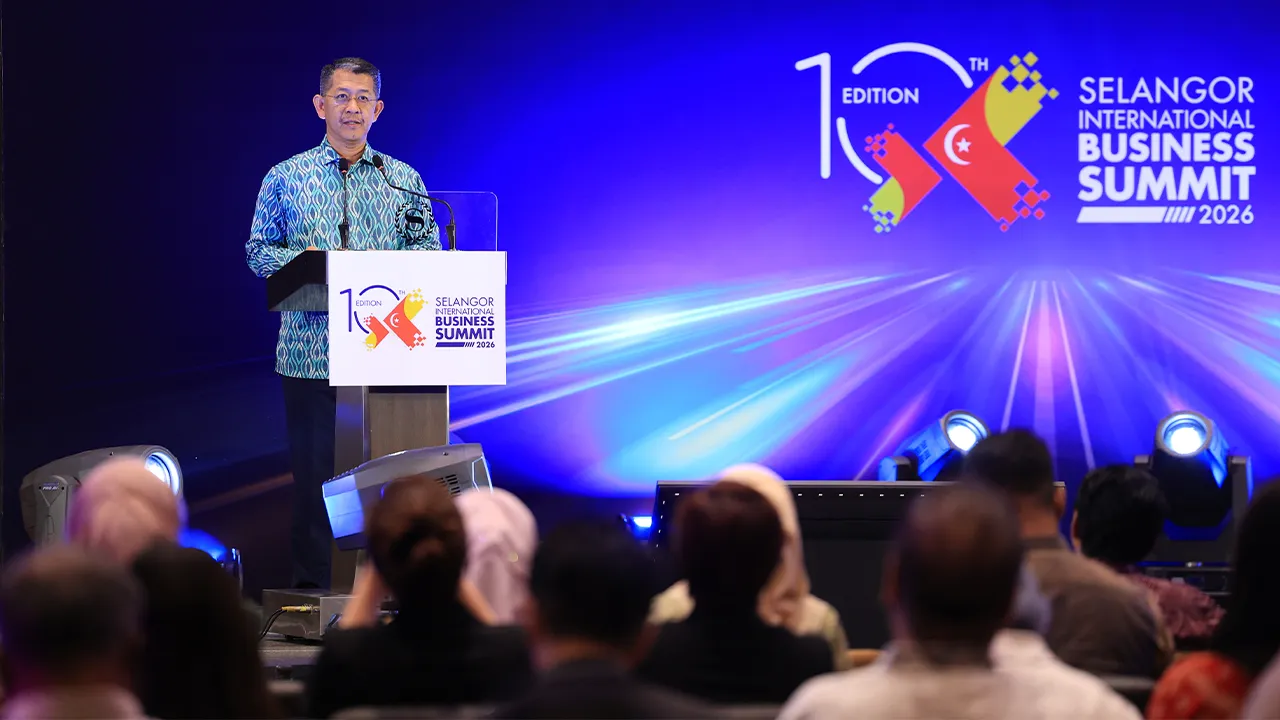 Ketua Pegawai Eksekutif Invest Selangor Berhad, Datuk Hasan Azhari Idris berucap di acara Selangor International Business Summit (SIBS) 2026 edisi ke-10. - foto/Invest Selangor