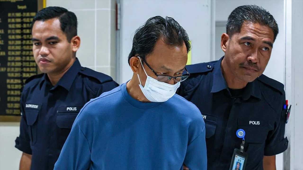 KUALA TERENGGANU, 22 April - Bekas penolong jurulatih boling yang didapati bersalah melakukan amang seksual fizikal terhadap seorang atlet Sukan Malaysia (SUKMA) terpaksa meringkuk di penjara selepas Mahkamah Tinggi memerintahkannya menjalani hukuman itu bermula hari ini. Hakim Datuk Hassan Abdul Ghani membuat keputusan itu selepas menolak rayuan dikemukakan Mat Salleh Jalani, 62, bagi mengetepikan sabitan dan hukuman yang dijatuhkan oleh Mahkamah Sesyen pada 16 Mei tahun lepas. - fotoBERNAMA (2025) HAK CIP