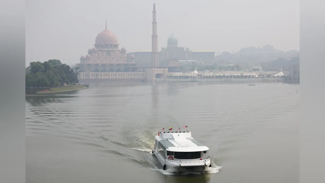 A cruise boat passes the Putra Mosque and Malaysia’s Prime Minister’s Office amid haze from regional wildfires, in Putrajaya, Malaysia, October 7, 2026. REUTERS/Hasnoor Hussain
