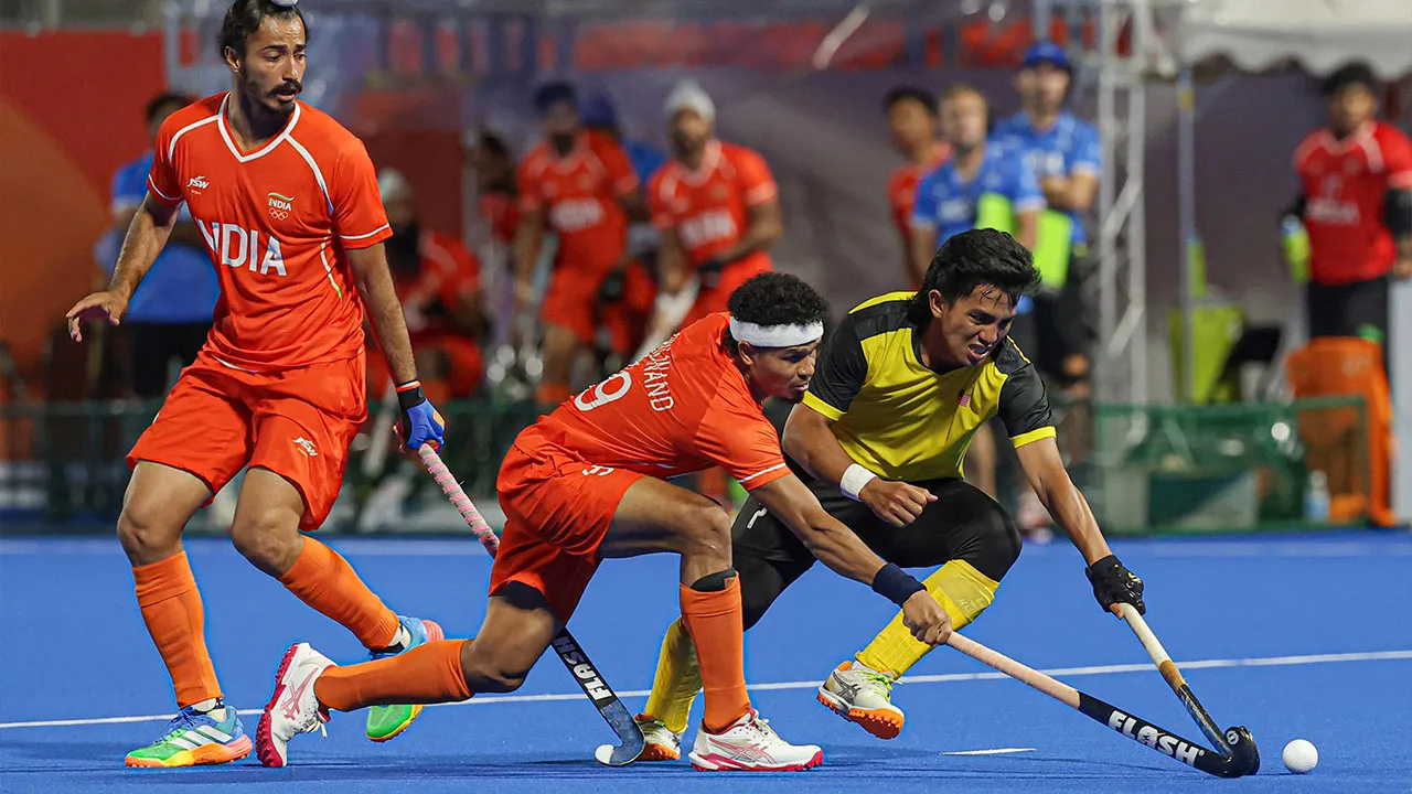 KAKAMIGAHARA, 3 Okt - Pemain hoki Malaysia Fitri Saari ketika diasak pemain India Dilpreet Singh dalam perlawanan final penentuan pingat emas acara hoki lelaki pada Sukan Asia Aichi-Nagoya 2026 di Gifu Prefectural Green Stadium hari ini. Kedudukan semasa India mendahului dengan mata 4-1 - fotoBERNAMA