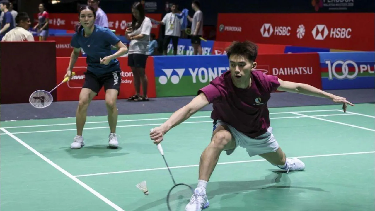 KUALA LUMPUR, 18 Mei -- Pemain regu campuran negara Hoo Pang Ron (kanan) dan Lai Pei Jing (kiri) ketika sesi latihan rasmi sempena kejohanan Perodua Malaysia Masters 2026 di Unifi Arena Bukit Jalil hari ini.  -- fotoBERNAMA (2026) HAK CIPTA TERPELIHARA