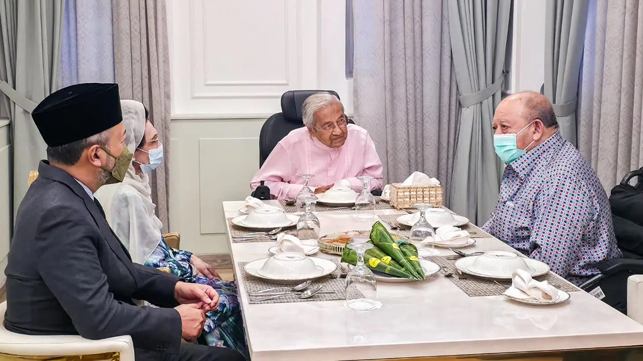 IJN, Mahathir, Raja Perlis --  Instagram chedetofficial