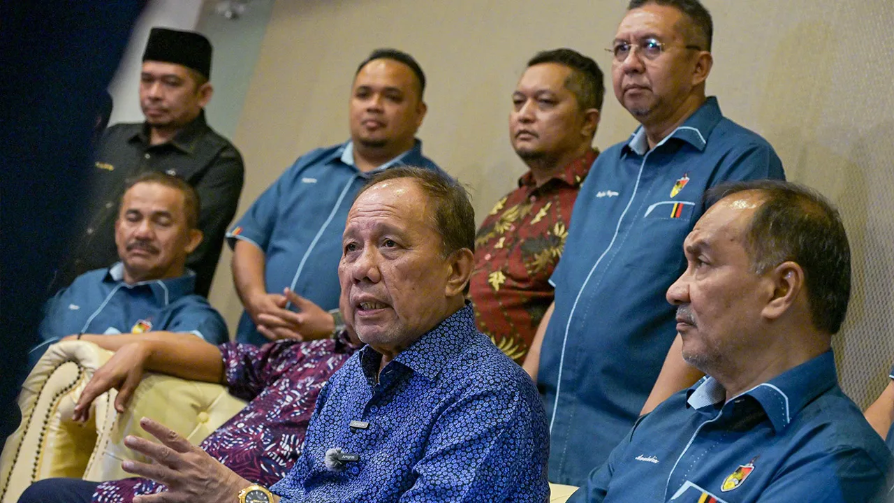 SEREMBAN, 8 Okt - Menteri Besar Negeri Sembilan Datuk Ismail Lasim (dua, kanan) menjawab pertanyaan wartawan semasa sidang media pada Majlis Amanat Menteri Besar dan Penyampaian Watikah Pelantikan Jawatankuasa Pembangunan dan Keselamatan Kampung (JPKK) Negeri Sembilan Penggal 2026-2028 di Pusat Konvensyen Casa Lagenda, hari ini._BERNAMA