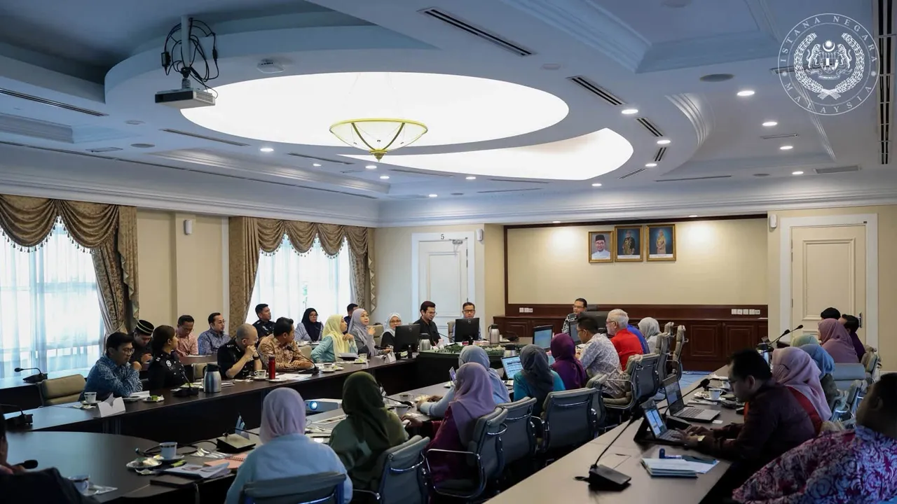 RAJA PERMAISURI AGONG PRIHATIN ISU KESIHATAN MENTAL DALAM KALANGAN PELAJAR  KDYMM SPB Raja Permaisuri Agong Raja Zarith Sofiah menzahirkan kebimbangan terhadap isu kesihatan mental dalam kalangan kanak-kanak dan remaja yang dilihat semakin meruncing sehingga menyebabkan berlakunya kehilangan nyawa. kredit: IG officialsultanibrahim