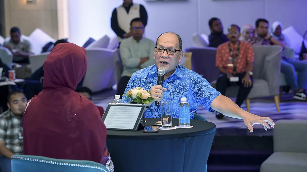 KLANG, 17 Okt -- Exco Infrastruktur dan Pertanian negeri Selangor Datuk Izham Hashim ketika sesi soal jawab pada Program Dialog Awam Belanjawan Negeri Selangor: Kita Anak Muda 2026 di sebuah hotel hari ini.  -- fotoBERNAMA (2026)