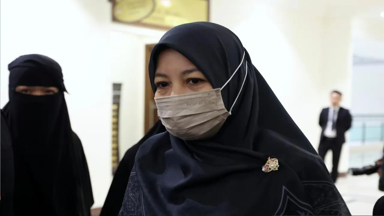 KOTA KINABALU, 28 Ogos - Ibu kepada arwah Zara Qairina Mahathir, Noraidah Lamat, hadir di Mahkamah Kota Kinabalu hari ini.  Mahkamah Koroner membenarkan permohonan peguam yang mewakili keluarga arwah untuk diiktiraf sebagai pihak berkepentingan dalam prosiding inkues, sekali gus diberikan akses kepada semua dokumen berkaitan inkues yang dijadualkan berlangsung bulan depan.  - X @bernamadotcom