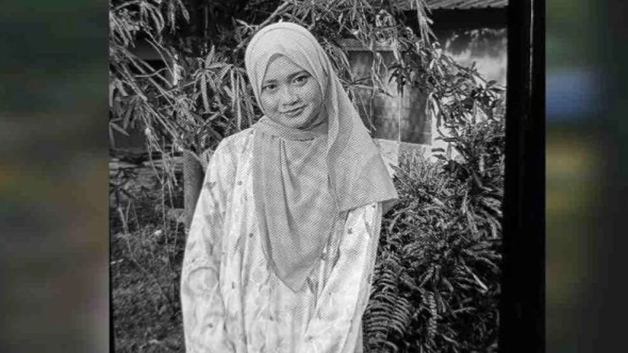 BATU PAHAT – “Dia sempat pandang muka nenek ketika dipangku sebelum pergi selamanya."  Demikian luah Jameyah Rabani, 66, ketika melihat cucunya, Irene Sofiya Mohd Khairool Faisal, 16, dalam keadaan berlumuran darah selepas dipercayai dibunuh di sebuah sekolah menengah di Yong Peng, dekat sini, petang Sabtu._Sinar Harian