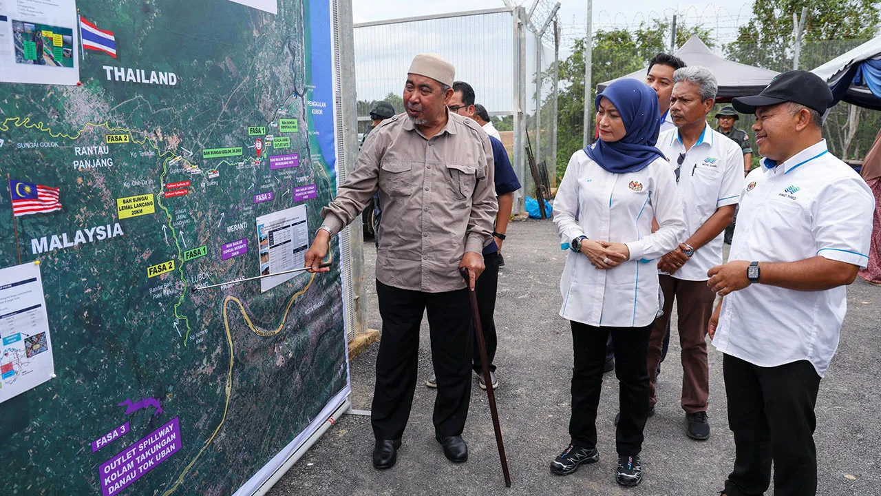 Pengerusi Jawatankuasa Kerjaraya, Infrastruktur, Air dan Pembangunan Luar Bandar Negeri Kelantan Datuk Dr Izani Husin (kiri) bersama (dua, kiri) menunjukkan pelan pembangunan Projek Lembangan Sungai Bersepadu (PLSB) Sungai Golok di Pos Kaloi hari ini.  Turut hadir Pengarah Jabatan Pengairan dan Saliran (JPS) Kelantan, Datuk Dr Siti Fairus Zakaria (tiga, kanan).  --fotoBERNAMA