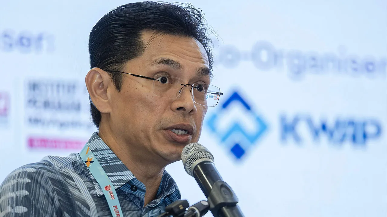 KUALA LUMPUR, Oct 19 -- Kumpulan Wang Persaraan (KWAP) Chief Executive Officer Datuk Jay Khairil delivers his keynote address at the launch of the National Conference on Ageing 2026 (NCA 2026) at the KLGCC Convention Centre today.  --fotoBERNAMA (2026) COPYRIGHT RESERVED