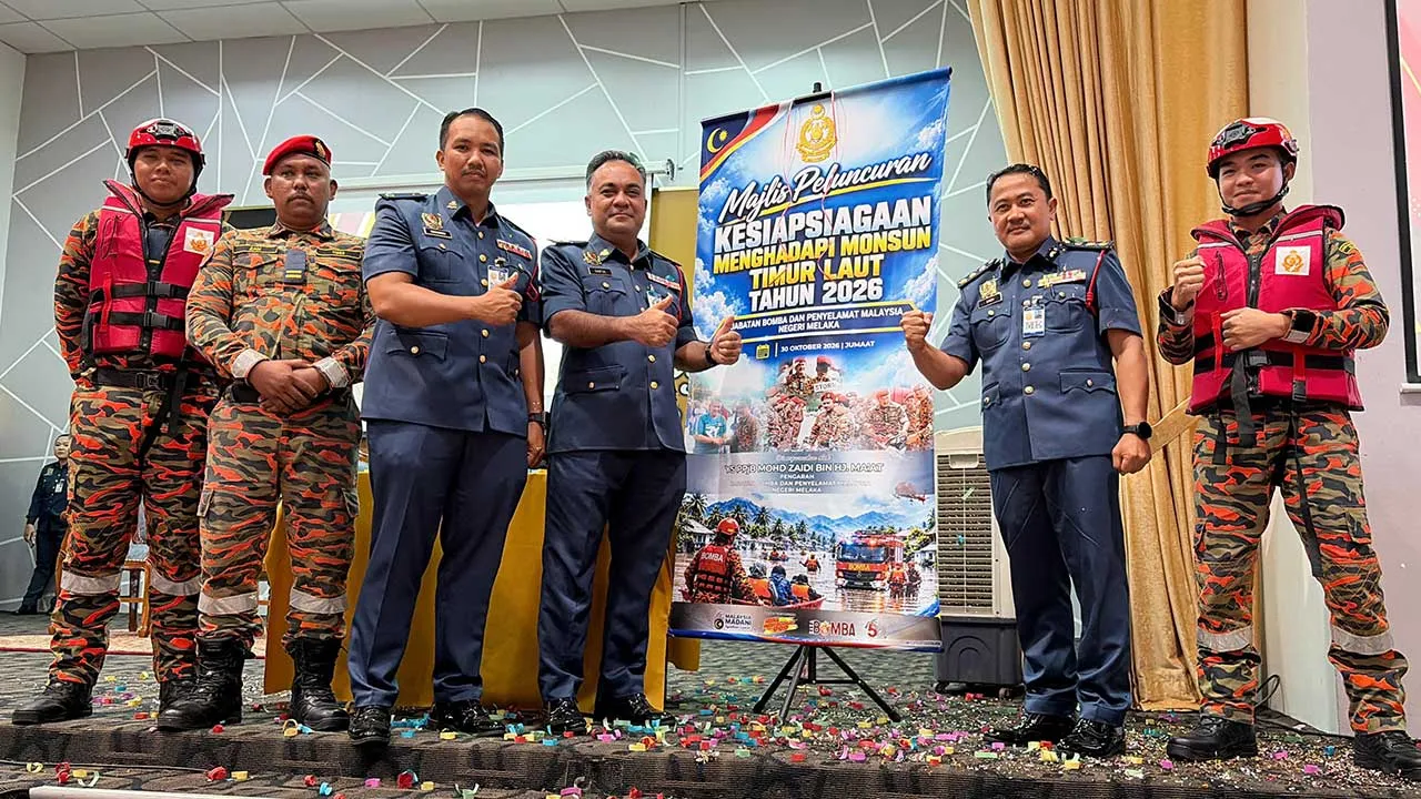 MELAKA, 30 Okt " Pengarah Jabatan Bomba dan Penyelamat Malaysia (JBPM) Melaka Mohd Zaidi Ma "'at (dua, kanan) menyempurnakan gimik Peluncuran Kesiapsiagaan Menghadapi Monsun Timur Laut (MTL) pada Perhimpunan Bulanan JBPM Melaka bulan Oktober 2026 di Bukit Katil, hari ini.  "fotoBERNAMA (2026) HAK CIPTA TERPELIHARA