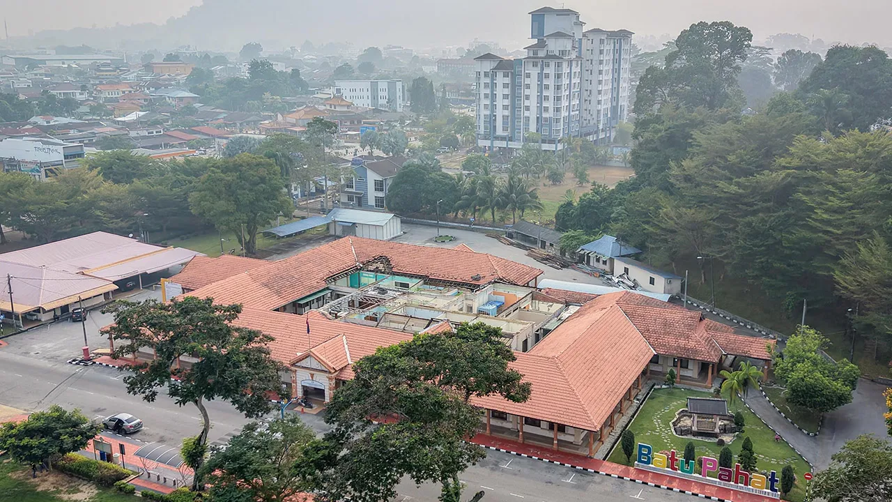BATU PAHAT, 7 Okt - Bacaan Indeks Pencemar Udara (IPU) di Batu Pahat direkodkan pada paras (193) pagi tadi, masih dalam kategori tidak sihat berbanding (203) pada 8 malam tadi yang berada pada tahap sangat tidak sihat._BERNAMA