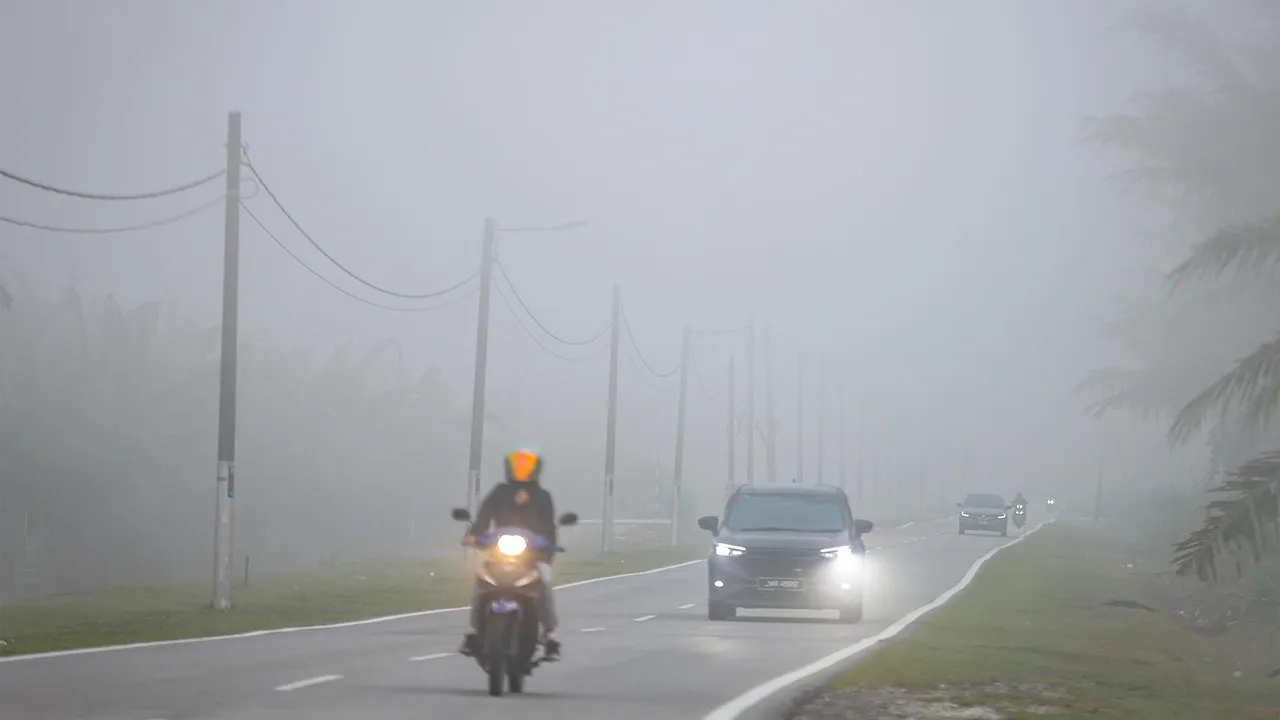 BATU PAHAT, 7 Okt - Bacaan Indeks Pencemar Udara (IPU) di Batu Pahat direkodkan pada paras (193) pagi tadi, masih dalam kategori tidak sihat berbanding (203) pada 8 malam tadi yang berada pada tahap sangat tidak sihat.  - fotoBERNAMA (2026) HAK CIPTA TERPELIHARA
