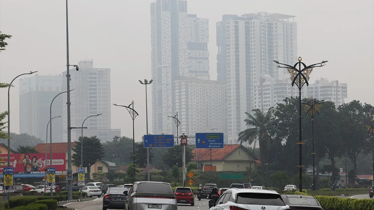 JOHOR BAHRU, 9 Okt - Keadaan sekitar bandar raya Johor Bahru yang diselubungi jerebu hari ini menjejaskan jarak penglihatan susulan kemerosotan kualiti udara.  Bacaan Indeks Pencemaran Udara (IPU) di Johor Bahru setakat 12 tengah hari merekodkan 180, iaitu pada tahap tidak sihat. - fotoBERNAMA (2026) HAK CIPTA TERPELIHARA