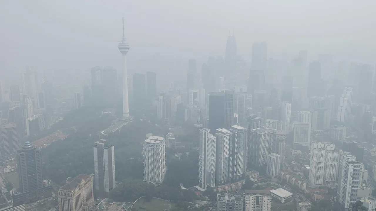 KUALA LUMPUR, 6 Okt - Pemandangan ibu negara diselubungi jerebu sehingga menjejaskan jarak penglihatan berikutan kemerosotan kualiti udara dirakamkan dari tingkat 92 Menara Merdeka Maybank hari ini. Bacaan Indeks Pencemaran Udara (IPU) di Cheras (154) dan Batu Muda (152) berada pada tahap tidak sihat seperti yang direkodkan pada jam 12 tengah hari tadi. - fotoBERNAMA (2026)