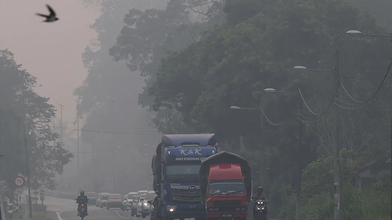 KUALA PILAH, 8 Okt - Pemandangan di sekitar Terachi kelihatan kabur berikutan jerebu yang melanda kawasan berkenaan hari ini.  Menurut portal rasmi Sistem Pengurusan Indeks Pencemar Udara Malaysia (APIMS), bacaan Indeks Pencemar Udara (IPU) di Seremban berada pada paras tidak sihat, iaitu 182 setakat 9 pagi ini.  - fotoBERNAMA