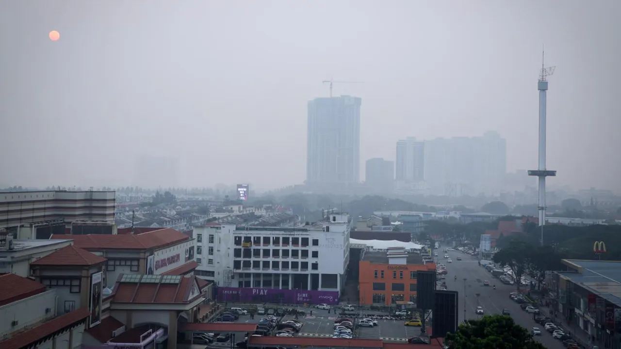 Pemandangan di sekitar Banda Hilir kelihatan kabur dengan jarak penglihatan terjejas akibat jerebu yang melanda negara. - Foto BERNAMA