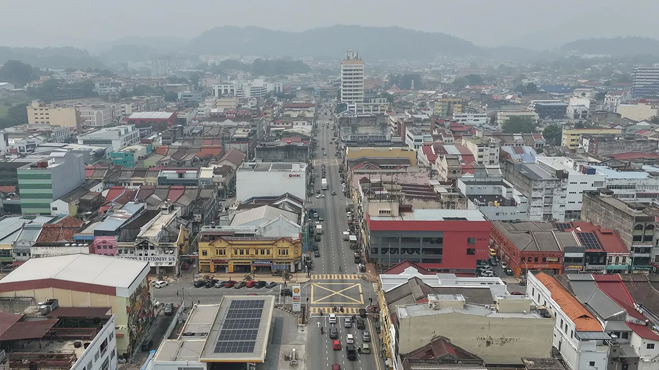 SEREMBAN, 7 Okt -- Pemandangan udara di sekitar pusat bandar Seremban kelihatan kabur berikutan jerebu yang melanda kawasan berkenaan hari ini.  Menurut portal rasmi Sistem Pengurusan Indeks Pencemar Udara Malaysia (APIMS), bacaan Indeks Pencemar Udara (IPU) di Seremban berada pada paras tidak sihat, iaitu 176 setakat 2 petang hari ini.  --fotoBERNAMA (2026) HAK CIPTA TERPELIHARA