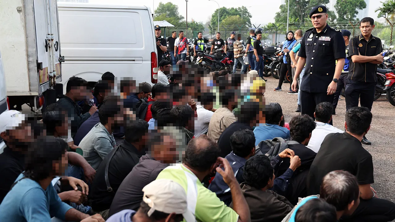 JOHOR BAHRU, 2 Okt - Pengarah Jabatan Pengangkutan Jalan (JPJ) Johor Zulkarnain Yasin melihat pemandu warga asing (PeWA) yang ditahan dalam Operasi Khas PeWA pada sidang media di Ibu Pejabat JPJ Johor ini. - fotoBERNAMA (2026)