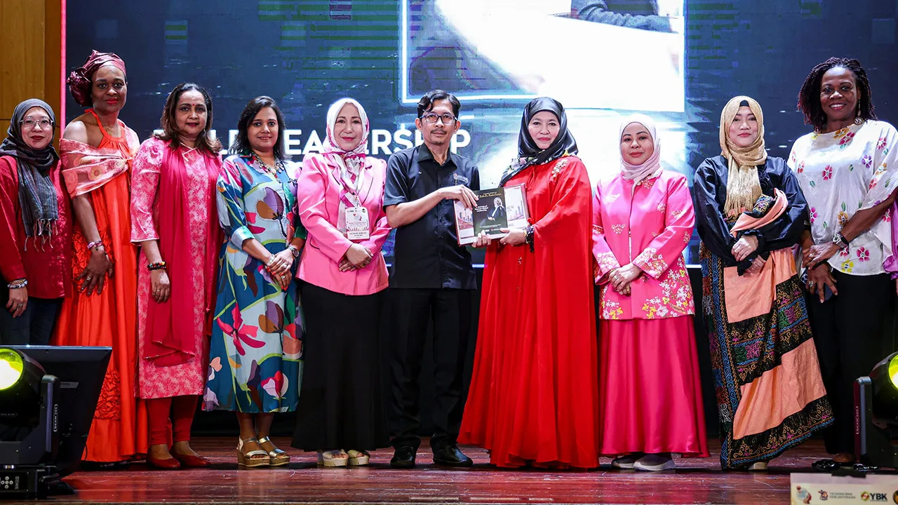 KUALA LUMPUR, 17 Okt -- Ahli Dewan Negara, Senator Dr Jufitri Joha (enam, kiri) bergambar bersama Pengerusi WEF, Datin Dr Hartini Osman (empat, kanan) pada majlis penutup Annual Women Economic Forum (WEF) dan G100 Global Meet 2026 sempena Hari Pembasmian Kemiskinan Antarabangsa di Pusat Belia Antarabangsa hari ini.  --fotoBERNAMA (2026)