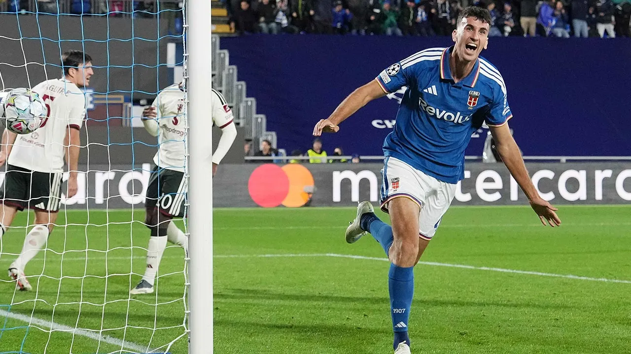 Como's Jacobo Ramon celebrates scoring his side's fourth goal during the Champions League opening phase soccer match between Como and Manchester United in Como, Italy, Wednesday, Oct. 21, 2026. (Spada/LaPresse via AP)