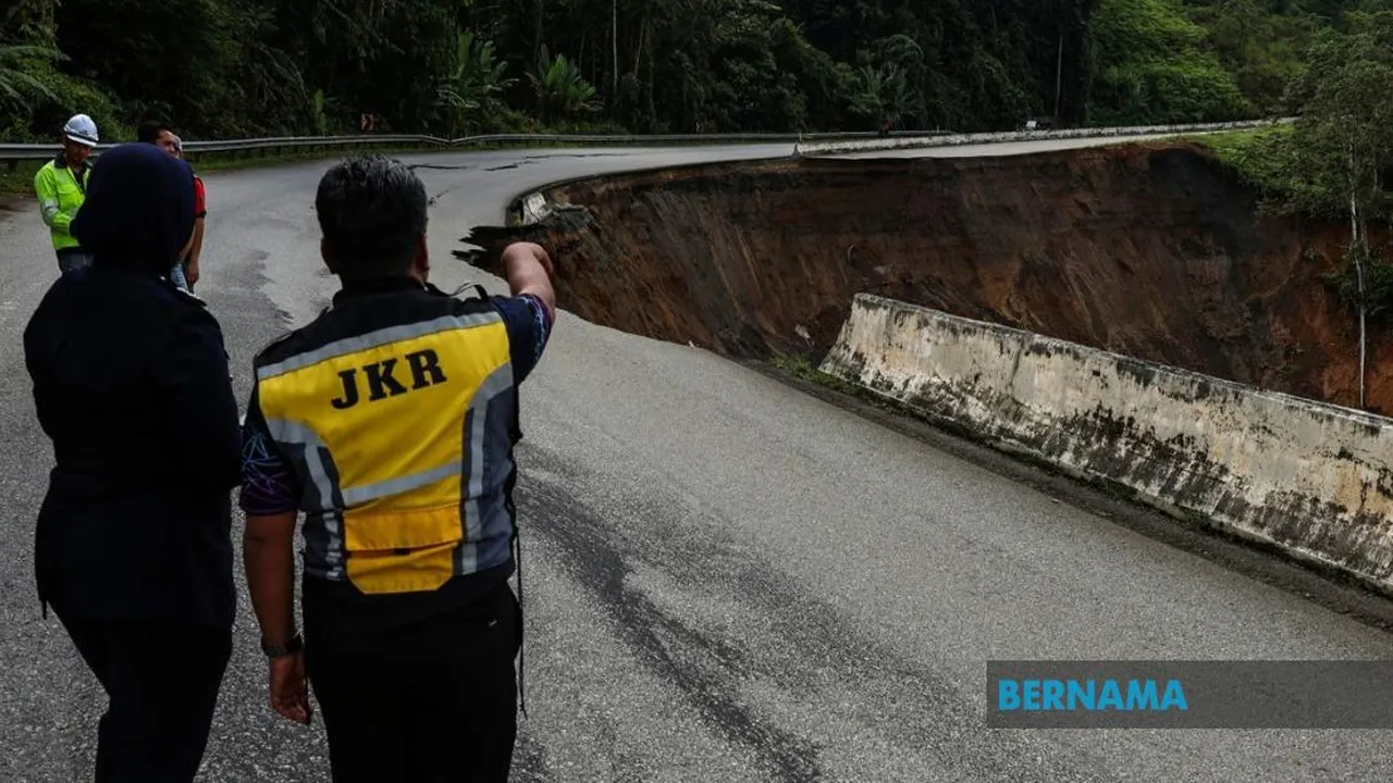 GUA MUSANG, 3 Dis -- Pihak Jabatan Kerja Raya (JKR) meninjau keadaan runtuhan di Jalan Gua Musang-Lojing FT185 di Seksyen 107.6, berhampiran Pos Blau, hari ini.  Jalan itu ditutup sepenuhnya kepada semua kenderaan mulai hari ini.  --fotoBERNAMA (2025) HAK CIPTA TERPELIHARA  Photographed By: SITI MAISARAH AHMAD (STR)  Filename: KB01_03122025_TANAH_RUNTUH.jpg