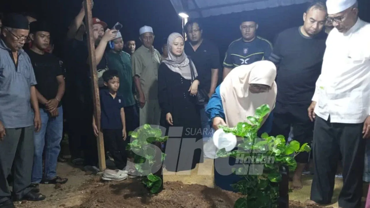 BATU PAHAT– Jenazah pelajar perempuan Tingkatan Empat, Irene Sofiya Mohd Khairool Faisal yang maut dipercayai dibunuh di sebuah sekolah di Yong Peng, selamat dikebumikan di Tanah Perkuburan Islam Kampung Parit Arshad di sini kira-kira jam 7.50 malam pada Ahad. _Sinar Harian