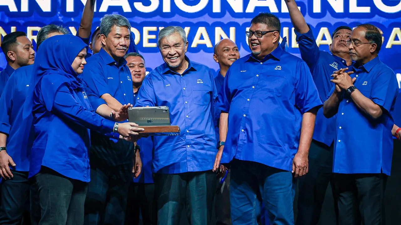 Pengerusi Barisan Nasional, Datuk Seri Dr Ahmad Zahid Hamidi ketika melancarkan Jentera Pilihan Raya sempena Pilihan Raya Dewan Undangan Negeri (DUN) Melaka ke-16 di Dewan MITC hari ini.  -- fotoBERNAMA
