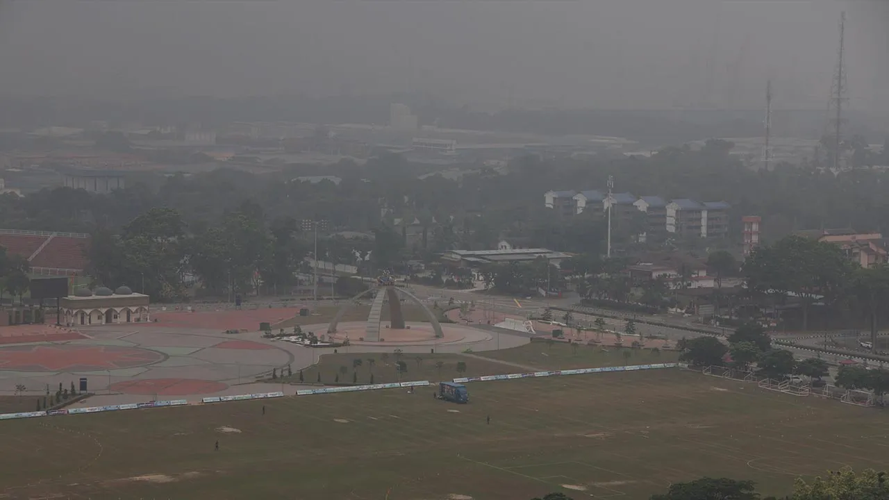JOHOR BAHRU, 16 Okt -- Jerebu menyelubungi Pasir Gudang, Johor hari ini dengan bacaan Indeks Pencemar Udara (IPU) pada paras tidak sihat, iaitu 184 setakat 5 petang.  --fotoBERNAMA(2026) HAK CIPTA TERPELIHARA