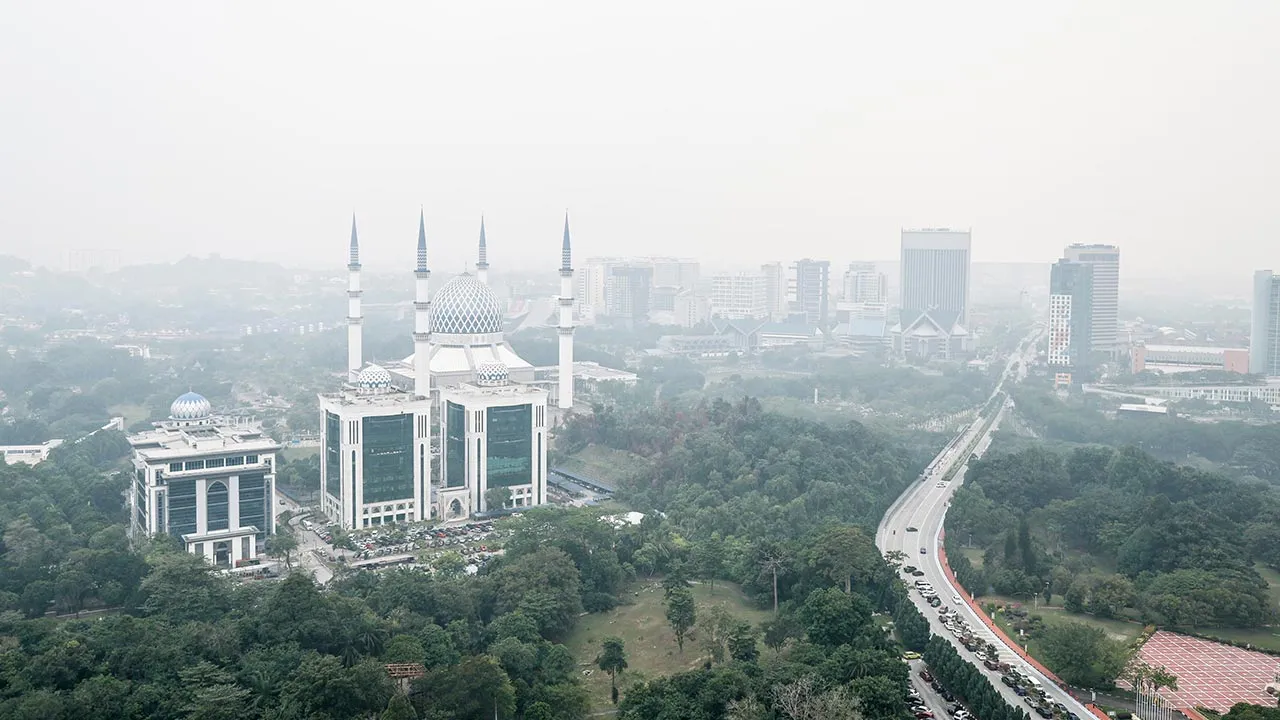 SHAH ALAM, 8 Okt - Pemandangan di sekitar bandar raya Shah Alam terjejas akibat diselubungi jerebu hari ini.  Menurut portal Sistem Pengurusan Indeks Pencemar Udara Malaysia (APIMS) setakat 2 petang ini, Shah Alam mencatatkan bacaan Indeks Pencemar Udara (IPU) pada tahap tidak sihat iaitu sebanyak 171.  - fotoBERNAMA (2026) HAK CIPTA TERPELIHARA
