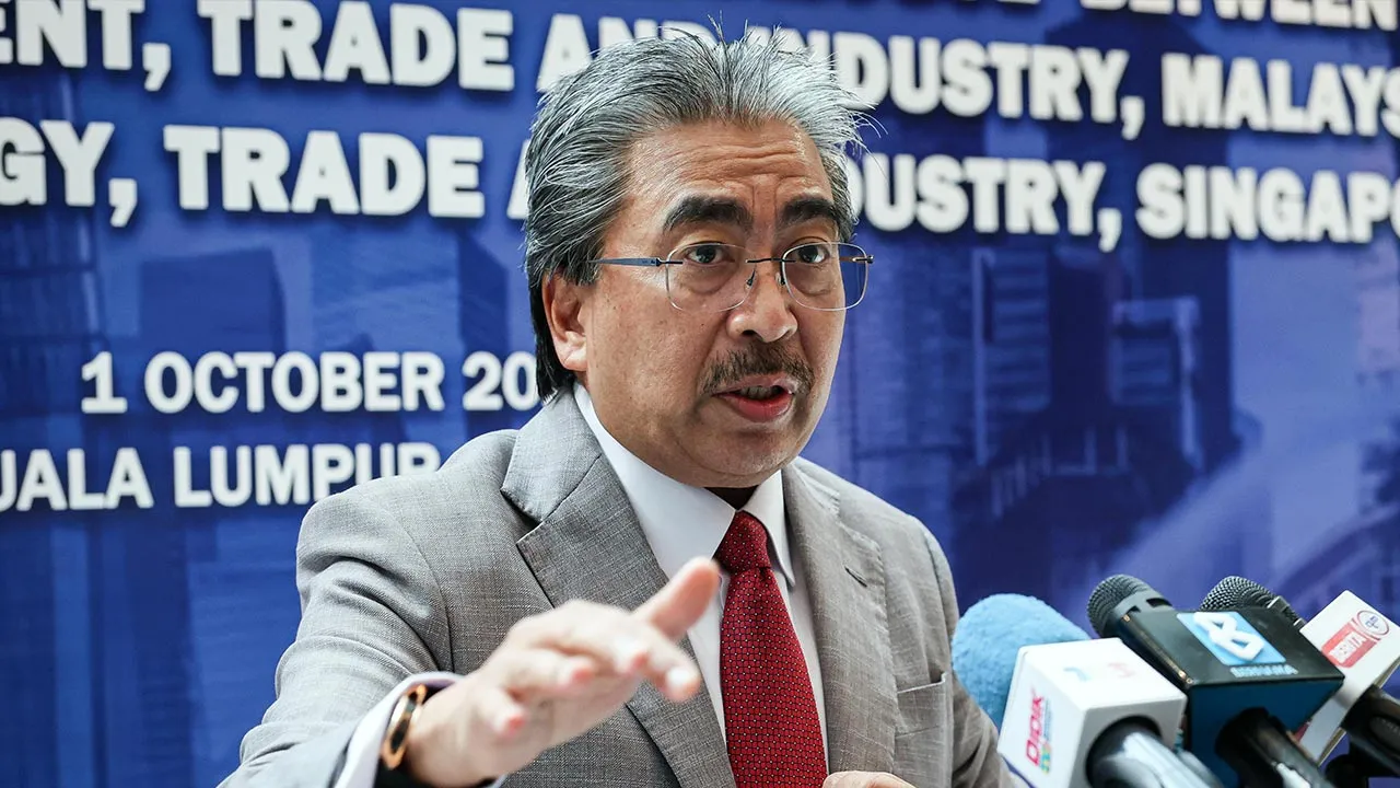KUALA LUMPUR, Oct 1 - Investment, Trade and Industry Minister Datuk Seri Johari Abdul Ghani during a press conference after the Third Annual Ministerial Dialogue between the Malaysian and Singaporean ministries of trade and industry, held in conjunction with Singapore Deputy Prime Minister and Minister for Trade and Industry Gan Kim Yong "'s one-day working visit to Malaysia at the Grand Hyatt Kuala Lumpur today. - fotoBERNAMA (2026) COPYRIGHT RESERVED