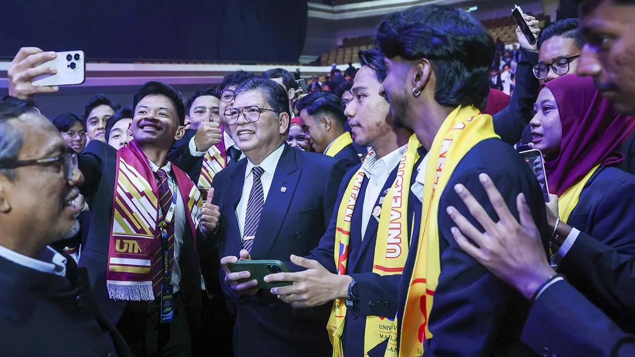 KUALA LUMPUR, 12 Okt - Yang Dipertua Dewan Rakyat Tan Sri Johari Abdul berswafoto borsama wakil pelajar pada International Young Future Leaders Summit (iFUTURE) 2026 disini hari ini. - fotoBERNAMA (2026) HAK CIPTA TERPELIHARA