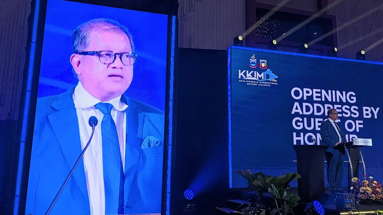 Mewakili YAB Ketua Menteri di majlis perasmian Kota Kinabalu International Mayor's Dialogue anjuran DBKK yg dihadiri Mayor Bandaraya dari beberapa negara termasuk Amerika Syarikat, Korea Selatan dan Indonesia. Dialogue ini, antara lain, memfokuskan kepada isu berkaitan cabaran  pembangunan bandar pesisir pantai dan ekonomi biru. kredit: Joniston Bangkuai