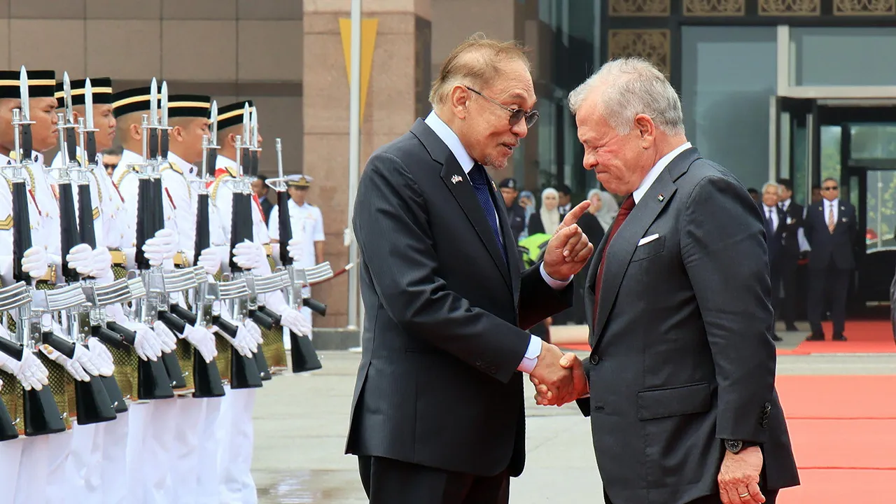 SEPANG, Oct 12 - King of Jordan Abdullah II shares a light moment with Prime Minister Datuk Seri Anwar Ibrahim before departing Malaysia after concluding his two-day state visit, at the Bunga Raya Complex, Kuala Lumpur International Airport (KLIA), today.  - fotoBERNAMA (2026)