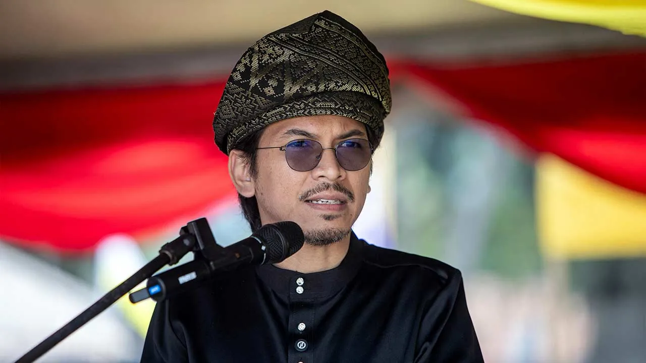 LUMUT, 6 Sept - Setiausaha Politik kepada Menteri Kewangan Muhammad Kamil Abdul Munim berucap pada Majlis Adat Istiadat Khatam Keris peringkat kebangsaan anjuran Pertubuhan Silat Seni Gayong Malaysia Negeri Perak (PSSGM) dan Perhimpunan Silat Anak-Anak Gayong Negeri Perak di Teluk Batik Campsite hari ini.
