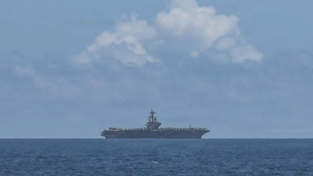 DUA KAPAL PERANG BAWA 5,OOO ASKAR AS ‘SERBU’ PHUKET  BANGKOK  – Dua kapal Tentera Laut Amerika Syarikat(AS)  membawa lebih 5,000 askar dijadualkan berlabuh di Pelabuhan Laut Dalam Phuket dari 5 hingga 10 Oktober ini, lapor laman berita Thaiger. kredit: FB Zeff ZeQh