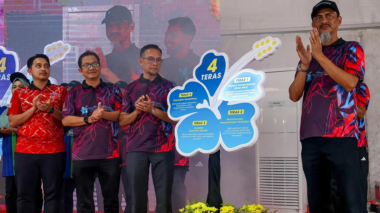 KOTA BHARU, 18 Okt -- Pengarah Kesihatan Negeri Kelantan Dr Kasuadi Hussin (dua, kanan) pada majlis perasmian Karnival Bulan Malaysia Sihat Sejahtera (BMSS) dan Sambutan Hari Kesihatan Kanak-Kanak Peringkat Negeri Kelantan Tahun 2026 hari ini.  --fotoBERNAMA (2026) HAK CIPTA TERPELIHARA