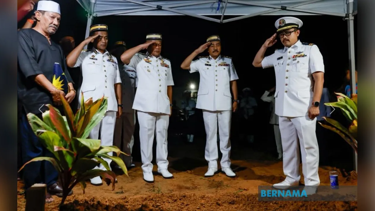 KUALA NERANG,27 Okt -- Timbalan Ketua Pengarah (Operasi) Agensi Penguatkuasaan Maritim Malaysia (APMM), Laksamana Madya Maritim Mohd Zawawi Abdullah (tiga, kiri) bersama para pegawai dan anggota APMM memberi penghormatan terakhir ke atas pusara APMM, Laskar Kanan Maritim (Teknikal), Allahyarham Mohd Roshaimi Mohd Ridzuan pada istiadat pengebumian di Tanah Perkuburan Islam Masjid Tengku Sharafudin hari ini.  Allahyarham yang merupakan anggota Agensi Penguatkuasaan Maritim Malaysia (APMM) maut dalam kejadian