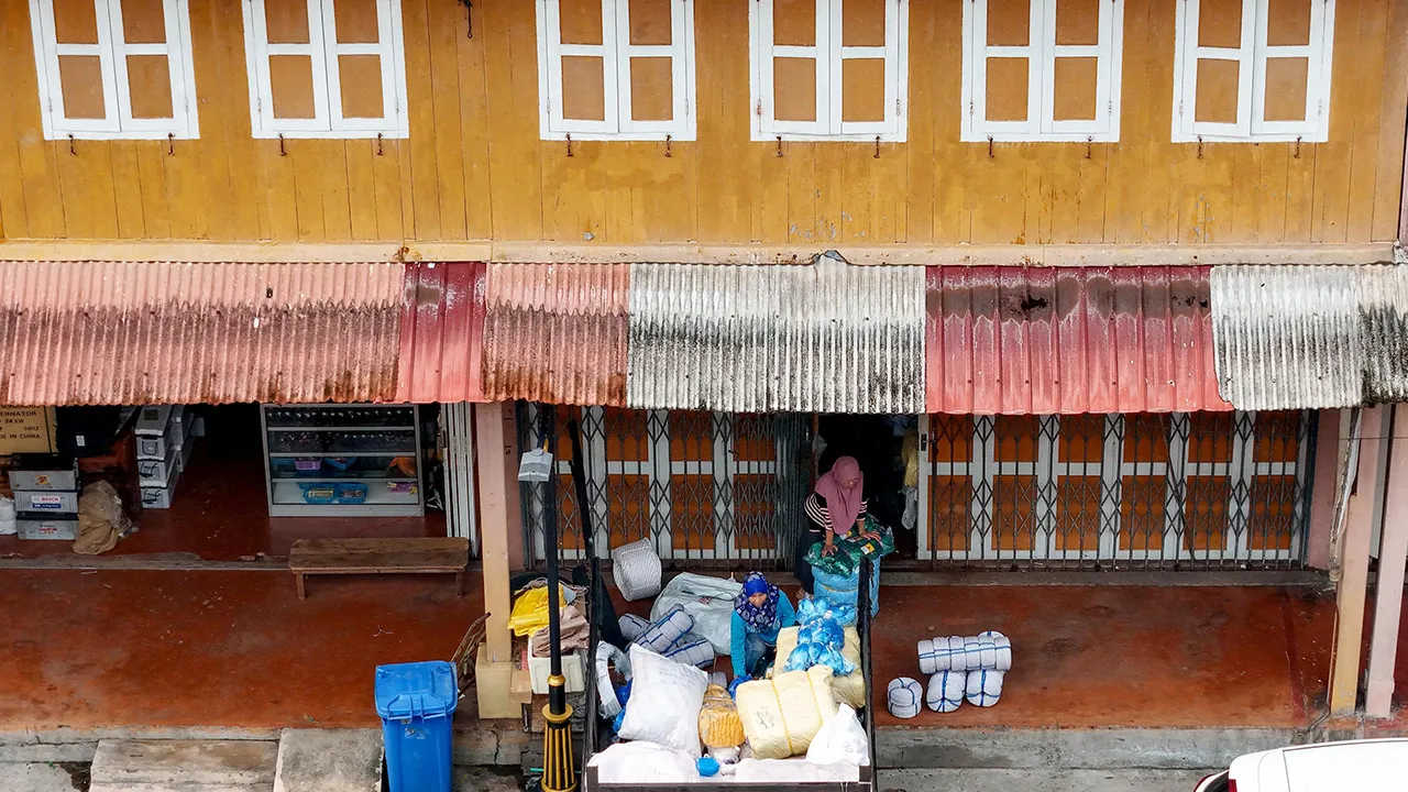 DUNGUN, 8 Okt - Sebahagian pekerja menjalankan rutin harian di sebuah bangunan kedai kayu ketika tinjauan di Kuala Dungun di hari ini.  Deretan kedai dua tingkat yang diperbuat daripada kayu atau lebih dikenali sebagai "'kedai kayu "' di Kuala Dungun di sini yang masih bertahan hingga kini bukan sekadar tinggalan seni bina tradisional malah menjadi saksi sejarah sebuah bandar yang pernah menjadi nadi perdagangan dan kegiatan ekonomi daerah ini.  Bangunan kayu berkenaan yang dibina pada 1933 mempunyai ciri k
