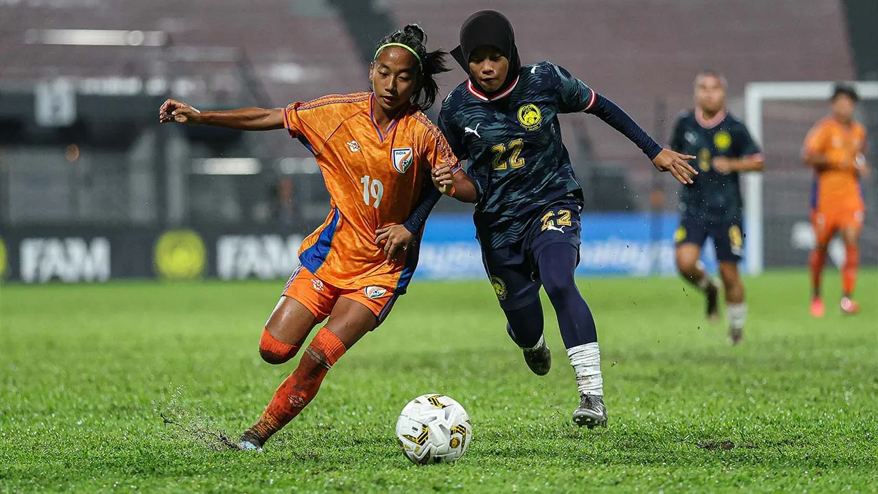 KUALA LUMPUR, 11 Okt - Pemain Malaysia Nur Alisyah Qaisara Abdul Allif (kanan) menahan bola sambil cuba dirampas pemain India pada saingan Kelayakan Piala Asia Wanita B-17 2027 di Stadium Majlis Perbandaran Selayang hari ini.  Malaysia tewas 0-4 kepada India.  - fotoBERNAMA (2026) HAK CIPTA TERPELIHARA