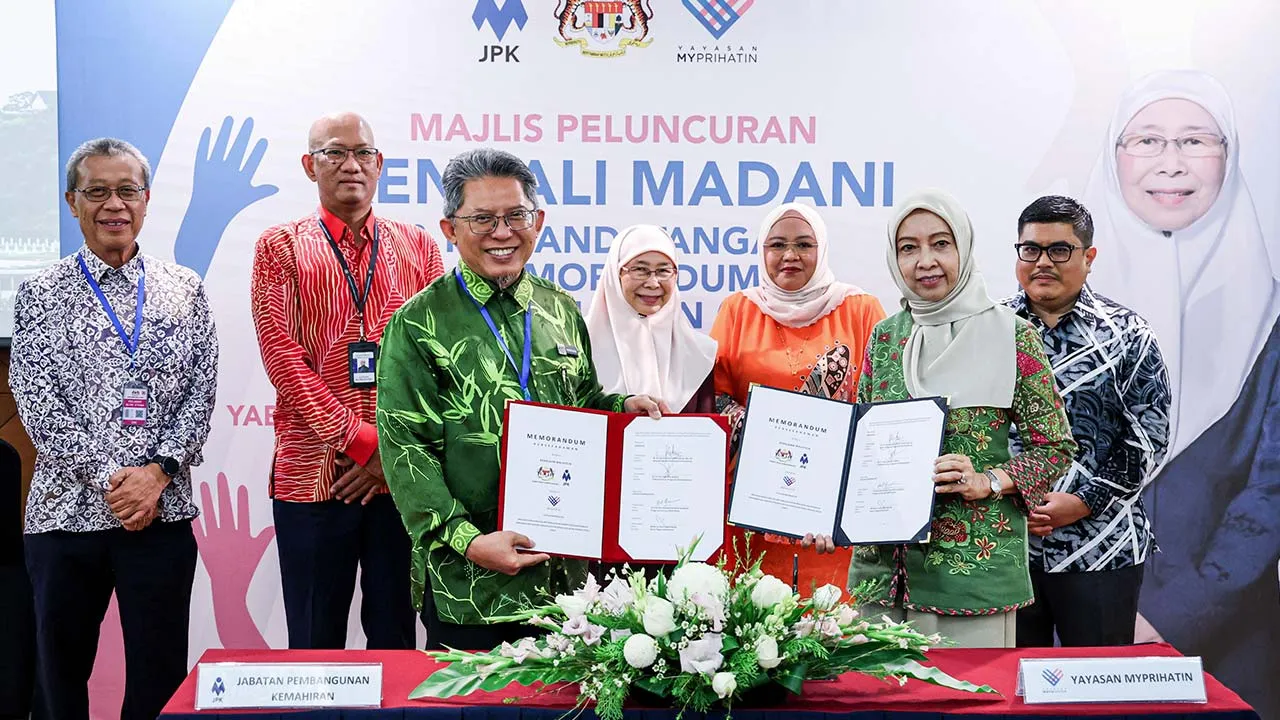 KUALA LUMPUR, 29 Okt -- Isteri Perdana Menteri yang juga Ahli Parlimen Bandar Tun Razak Datuk Seri Dr Wan Azizah Wan Ismail (empat, kiri) menyaksikan majlis menadatangani memorandum persefahaman (MoU) antara Pengerusi Yayasan MyPrihatin Profesor Datuk Dr Halimaton Hamdan (dua, kanan) dan Ketua Pengarah Jabatan Pembangunan Kemahiran (JPK) Dr Kamaruzaman Md Ali (tiga, kiri) pada Majlis Peluncuran KENDALI MADANI dan Menandatangani Memorandum Persefahaman (MoU) di Bangunan Parlimen, di sini hari ini.  --fotoBER