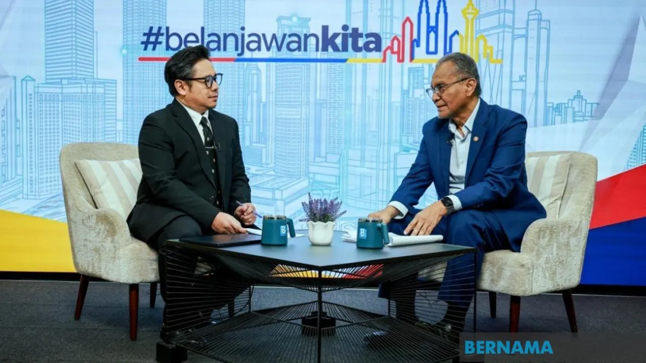 Menteri Kesihatan Datuk Seri Dr Dzulkefly Ahmad bersama hos Ally Iskandar pada rancangan Ruang Bicara di Wisma Bernama hari ini. - fotoBERNAMA (2026) HAK CIPTA TERPELIHARA