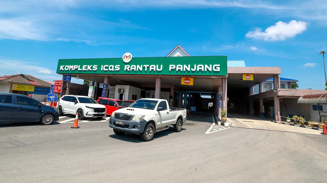 PASIR MAS, 3 Okt - Kompleks Imigresen, Kastam, Kuarantin dan Keselamatan (ICQS) Rantau Panjang, di sini bakal digantikan dengan kompleks baharu bagi menampung peningkatan pergerakan rentas sempadan, susulan pembinaan jambatan kedua Malaysia Thailand. Komander Agensi Kawalan dan Perlindungan Sempadan Malaysia (AKPS) Rantau Panjang Siti Khadijah Hamzah berkata cadangan pembinaan kompleks baharu itu telah dirancang Kementerian Dalam Negeri (KDN), termasuk pengambilan tanah bagi pembangunan berkenaan yang telah