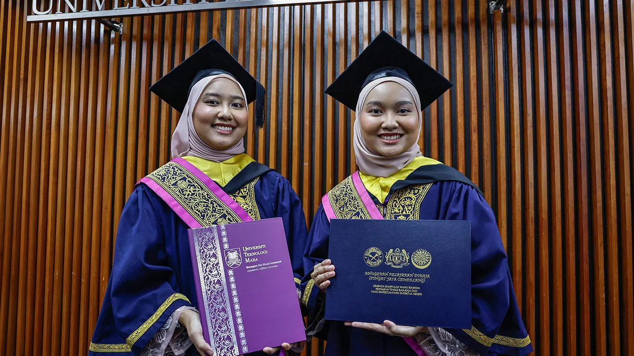 SHAH ALAM, 17 Okt -- Graduan Anugerah Pelajaran Diraja (Pingat Jaya Cemerlang) Sarjana Muda Sains (Kepujian) Statistik, Puteri Sofea Nabeeha Haris (kanan) bersama kembarnya graduan Anugerah Graduan Masyarakat Sarjana Muda Sains (Kepujian) Statistik kepada Puteri Sofea Nabeela Haris (kiri) bergambar pada Majlis Istiadat Konvokesyen Universiti Teknologi MARA (UiTM) ke-105 bagi Sidang Pertama di Dewan Agung Tuanku Canselor UiTM Shah Alam hari ini.  -- fotoBERNAMA (2026)