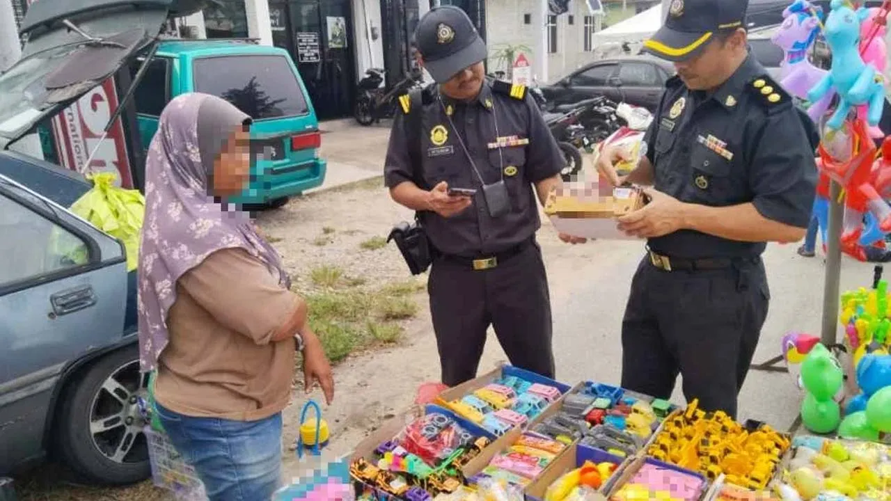 Anggota penguat kuasa KPDN Terengganu memeriksa barangan mainan kanak-kanak yang dijual.