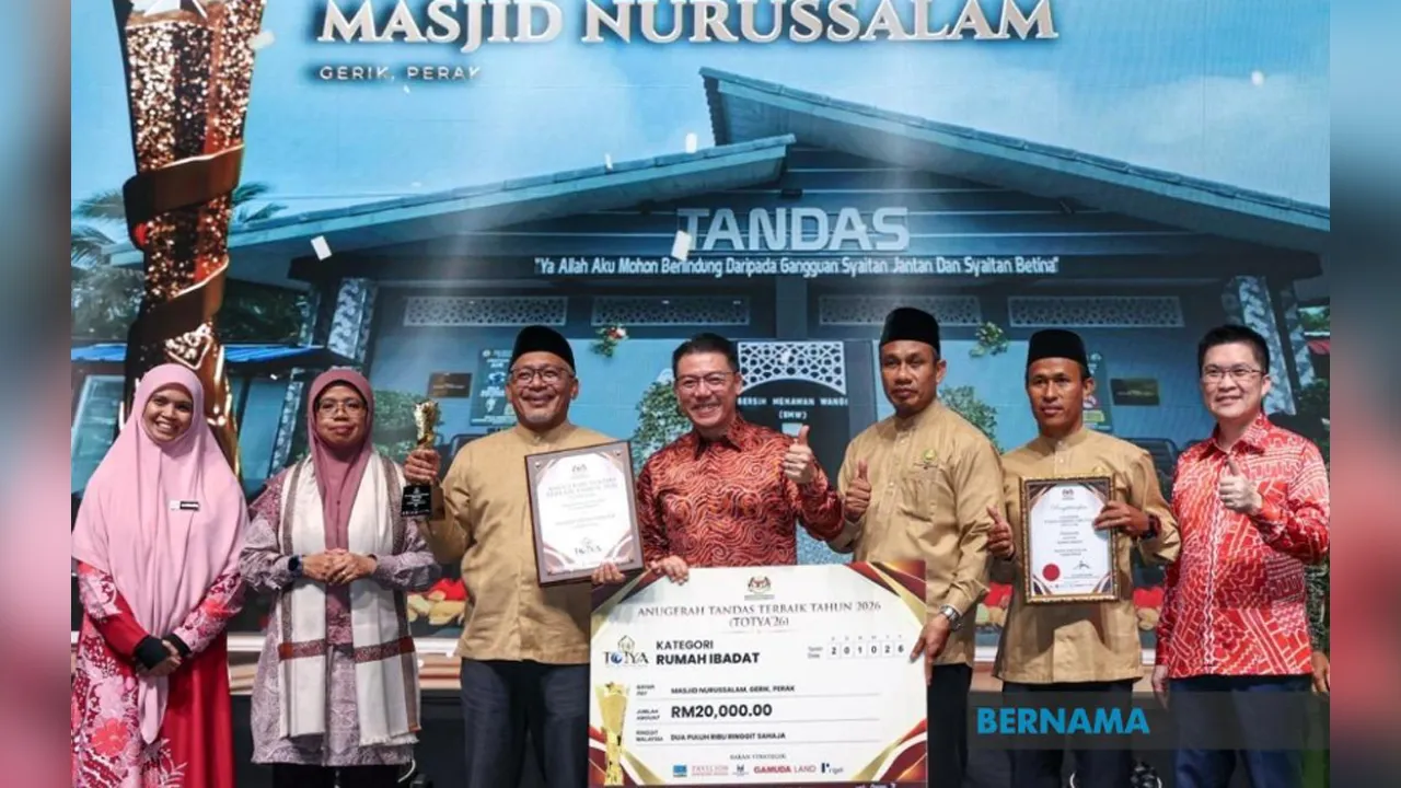 KUALA LUMPUR, 20 Okt -- Menteri Perumahan dan Kerajaan Tempatan Nga Kor Ming (tengah) menyampaikan anugerah kategori rumah ibadat kepada Masjid Nurussalam Gerik, Perak pada Majlis Anugerah Tandas Terbaik Tahun 2026 (TOTYA 26) di Pavillion Damansara Heights hari ini.  Turut sama Timbalan Menteri Perumahan dan Kerajaan Tempatan Datuk Aiman Athirah Sabu (dua, kiri), Timbalan Menteri di Jabatan Perdana Menteri (Hal Ehwal Agama) Marhamah Rosli (kiri) dan Timbalan Menteri Pendidikan Wong Kah Woh (kanan).  --fotoB