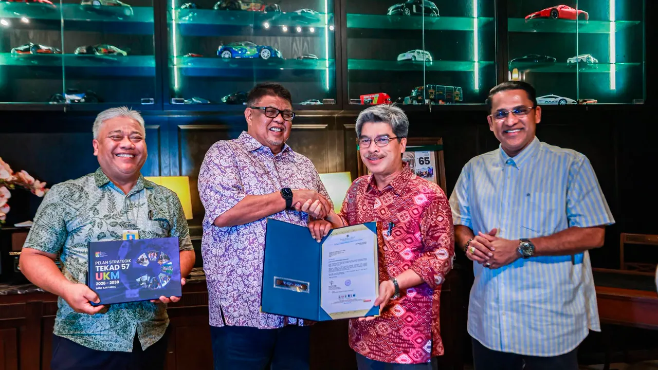 Alhamdulillah, setinggi-tinggi kesyukuran ke hadrat Allah SWT. Genap dua tahun perjalanan menuntut ilmu, akhirnya saya berjaya menamatkan pengajian Doktor Pentadbiran Perniagaan (DBA) melalui Sistem APEL.Q di Universiti Kebangsaan Malaysia (UKM)._FB Ab Rauf Yusoh